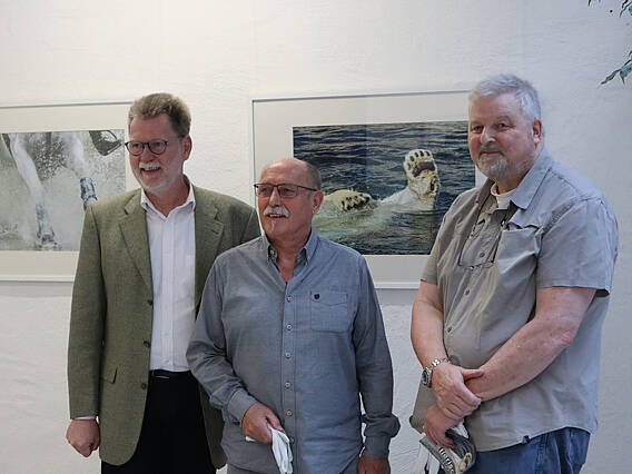2023-02-17-Ausstellung-tierisch-tierisch-2_web.jpg Eröffnung der Fotoausstellung im Lichthof der vhs Delmenhorst (Jürgen Beckstette, vhs, Ronald Wendt & Heiko Czerwinski, fotoforum75, v.l.n.r.)