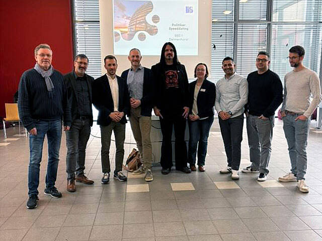 Die Kandidaten und das Kollegium der BBS1 beim Politiker Speeddating
