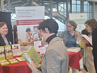 Das Team der KAUSA-Landesstelle im Gespräch auf der Fachkonferenz von "Niedersachsen packt an" in Hannover Das Team der KAUSA-Landesstelle im Gespräch