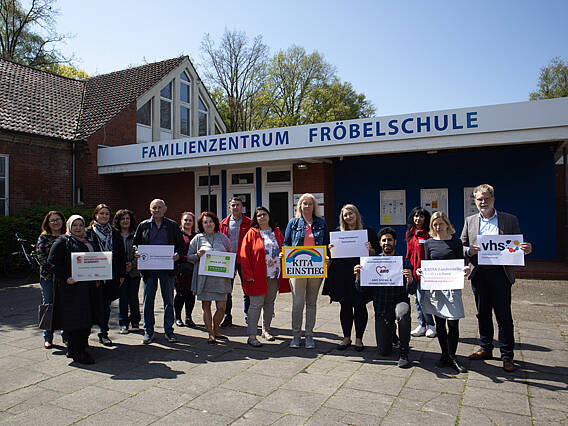 Gruppenfoto vor der Fröbelschule