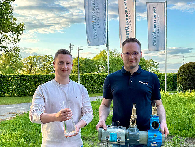 (Abteilungsleiter Versorgung, rechts auf dem Bild) und Bennet Kruse (Wassermeister)