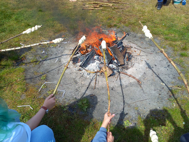 Stockbrot über dem Feuer