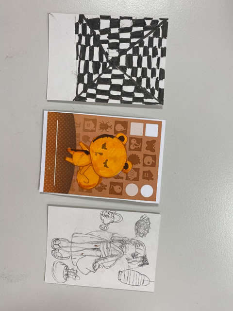 Sammlung von individuell bemalten KaKAO-Karten im Manga-Design, aufgereiht auf einer Tischoberfläche.