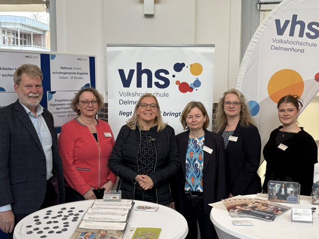 Mitarbeitende der vhs Delmenhorst, sowie der Geschäftsführer Jürgen Beckstette und Oberbürgermeisterin Petra Gerlach am Stand der vhs beim Markt der Möglichkeiten Mitarbeitende der vhs Delmenhorst, sowie Geschäftsführer Jürgen Beckstette und Oberbürgermeisterin Petra Gerlach (3.v.l.) am Stand der vhs beim Markt der Möglichkeiten