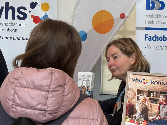 Regina Schwarz, Personalleitung der vhs, im Gespräch auf dem Markt der Möglichkeiten