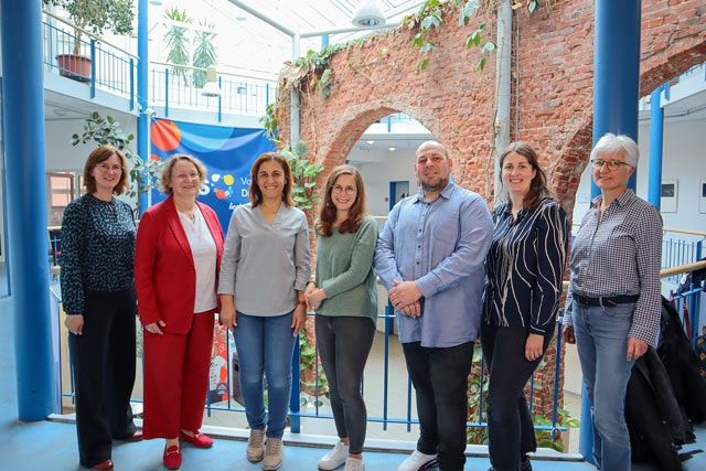 Ghada Aho, neue MEN Regionalkoordinatorin Delmenhorst (3.v.l.) beim Vernetzungstreffen mit weiteren Personen aus dem Netzwerk. Ghada Aho, neue MEN Regionalkoordinatorin Delmenhorst (3.v.l.) beim Vernetzungstreffen mit Sabrina Zourelidis, Projektleitung MEN Niedersachsen, amfn e.V. (i.d.M.), Tano Bechev, Sachbearbeiter Fachdienst Zuwanderung und Integration (3.v.r.), Catherina Köhler-Gaucher, Sachbearbeiterin in der Koordinierungsstelle für Migration und Teilhabe im Fachdienst Zuwanderung und Integration (2.v.r.), Dr. Kerstin Timmermann, Bildungskoordinatorin Stadt Delmenhorst (r.), Hilke Fröning (l.) und Beate Peltzer (2.v.l.) Projektleitungen KAUSA-Landesstelle Niedersachsen, Standort Delmenhorst.