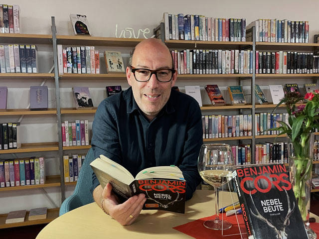 Autor Benjamin Cors bei einer Lesung seines neuen Thrillers "Nebelbeute" in der Stadtbücherei