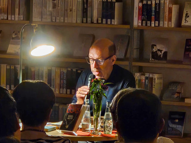 Benjamin Cors während der Lesung zu seinem Thriller "Nebelbeute"