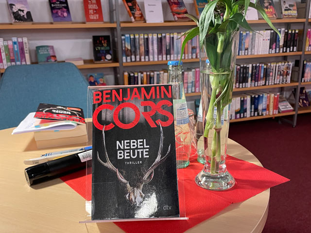 Der neue Thriller "Nebelbeute" von Autor Benjamin Cors in der Stadtbücherei Delmenhorst auf einem Buchständer.