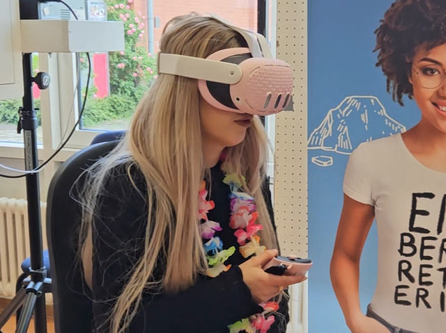 Junges Mädchen mit VR-Brille bei der Anne-Frank-Haus-Erfahrung bei der Nacht der Jugend in der vhs Delmenhorst