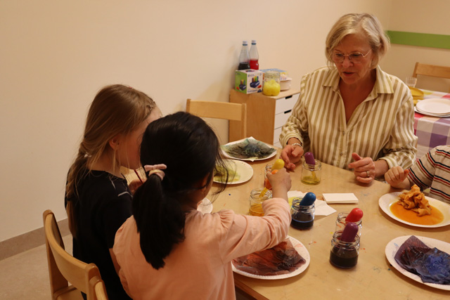 Erzieherin Ewa Preuß experimentiert zusammen mit Kindern zum Aktionstag