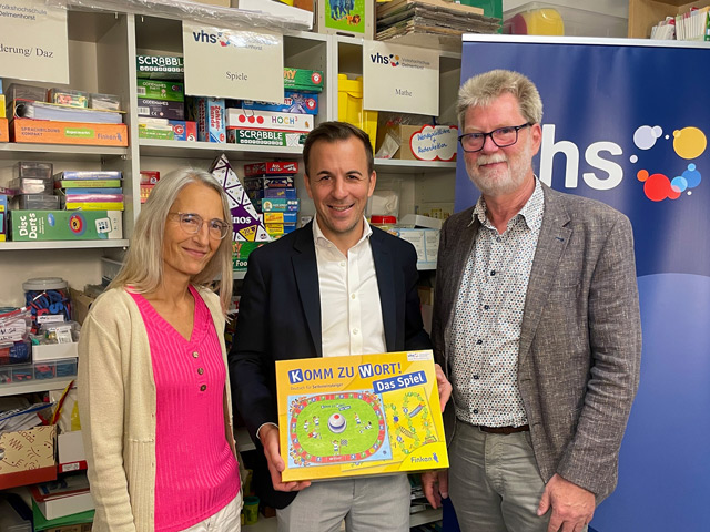 Bettina Pinzon-Assis (Bereichsleiterin junge vhs), Bundestagsabgeordneter Bastian Ernst und Jürgen Beckstette (Geschäftsführer der vhs) (v.l.) trafen sich in der jungen vhs zum Gespräch zur Bedeutung der Ferienangebote Bettina Pinzon-Assis (Bereichsleiterin junge vhs), Bundestagsabgeordneter Bastian Ernst und Jürgen Beckstette (Geschäftsführer der vhs) (v.l.)