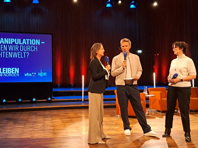 Berbel Unruh, Direktorin vhs Landesverband NDS., Moderator Arne-Torben Voigts, Andrea Lütke, Direktorin des Landesfunkhauses Niedersachsen (v.l.) bei der Auftaktveranstaltung in Hannover auf der Bühne.
